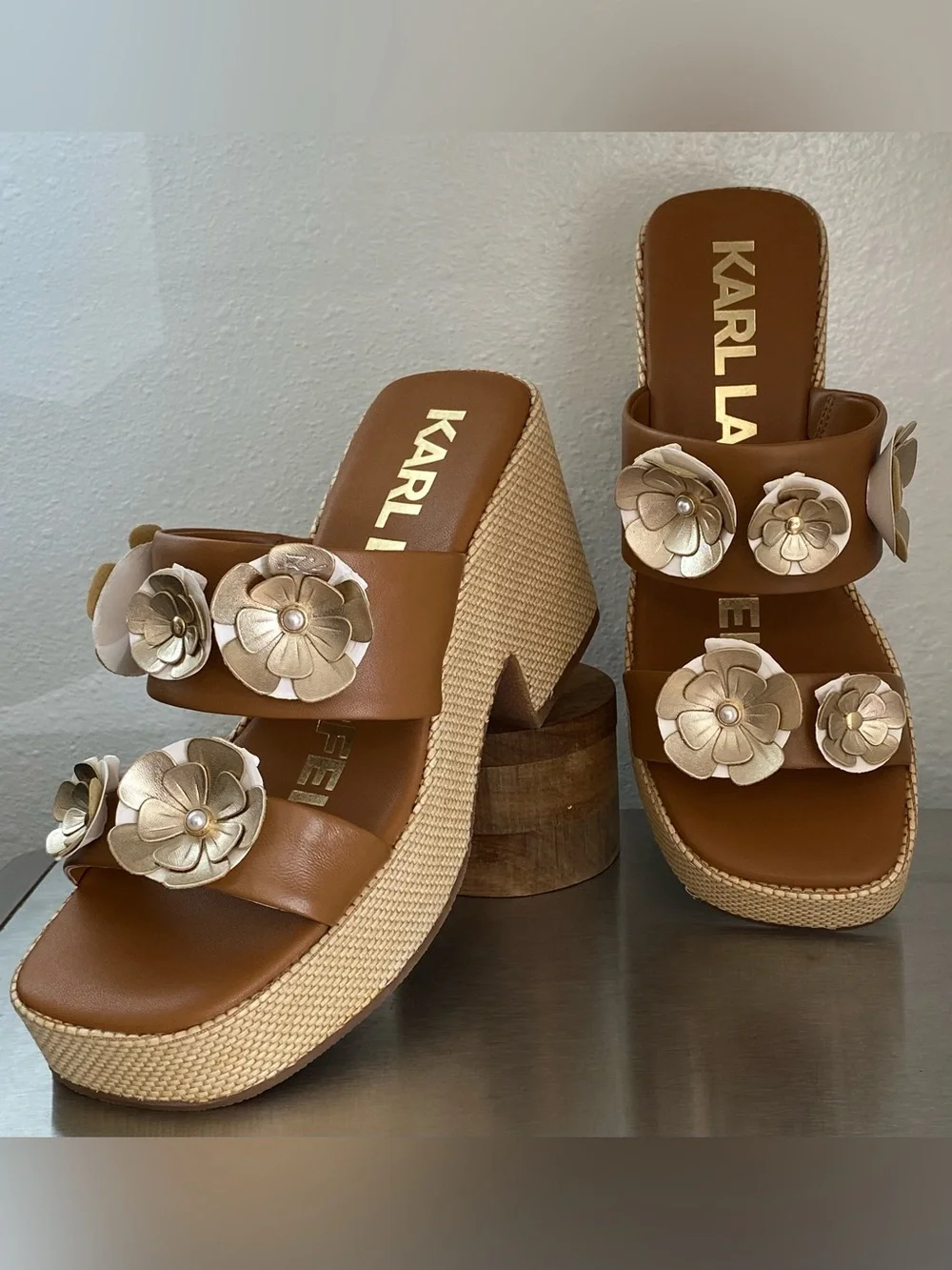 KARL LAGERFELD LEATHER AND RAFFIA PLATFORM SANDALS WITH GOLD METALLIC FLOWERS